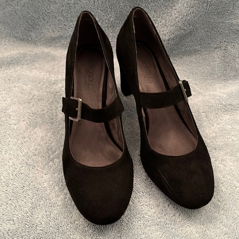 Gorgeous Aerosole Mary Jane black suede pumps. Never worn,excellent condition!
